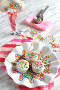 sandwich-cookie-pops