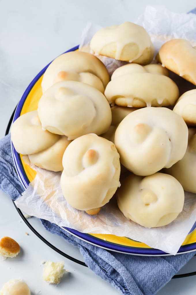 Yellow and plate plate filled with tarallucci al limone cookies