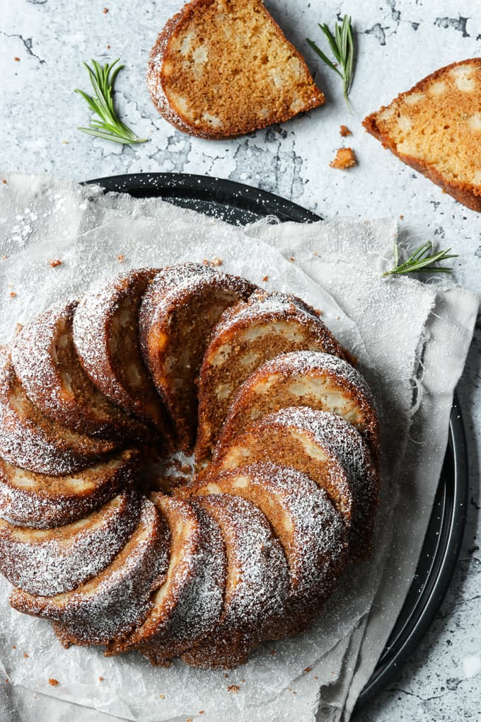 Sliced pear cake scented with rosemary.