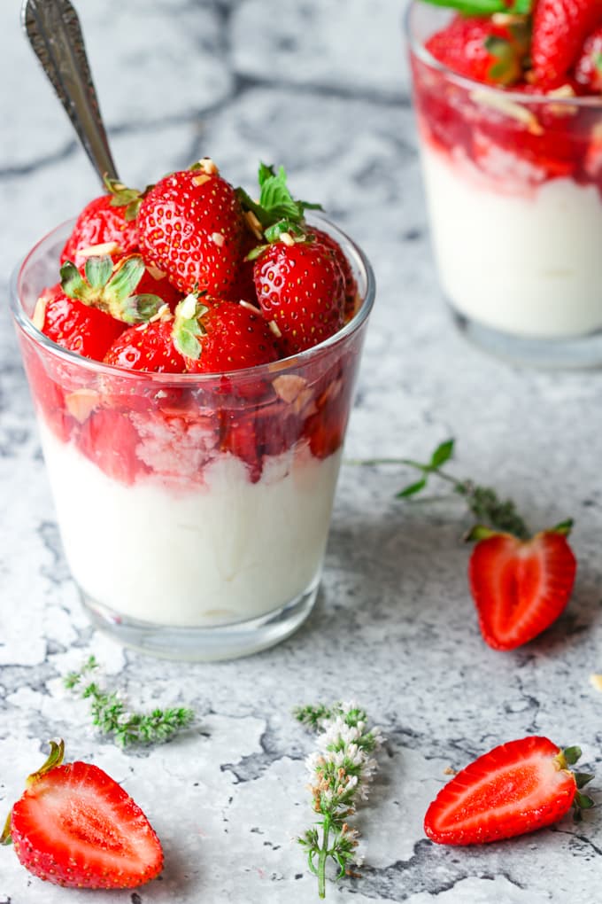 Ricotta mousse with strawberries.